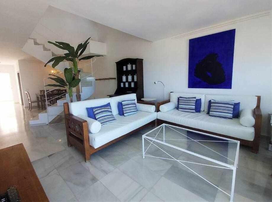 Blue Breeze House With Pool Facing Sea Holiday home *